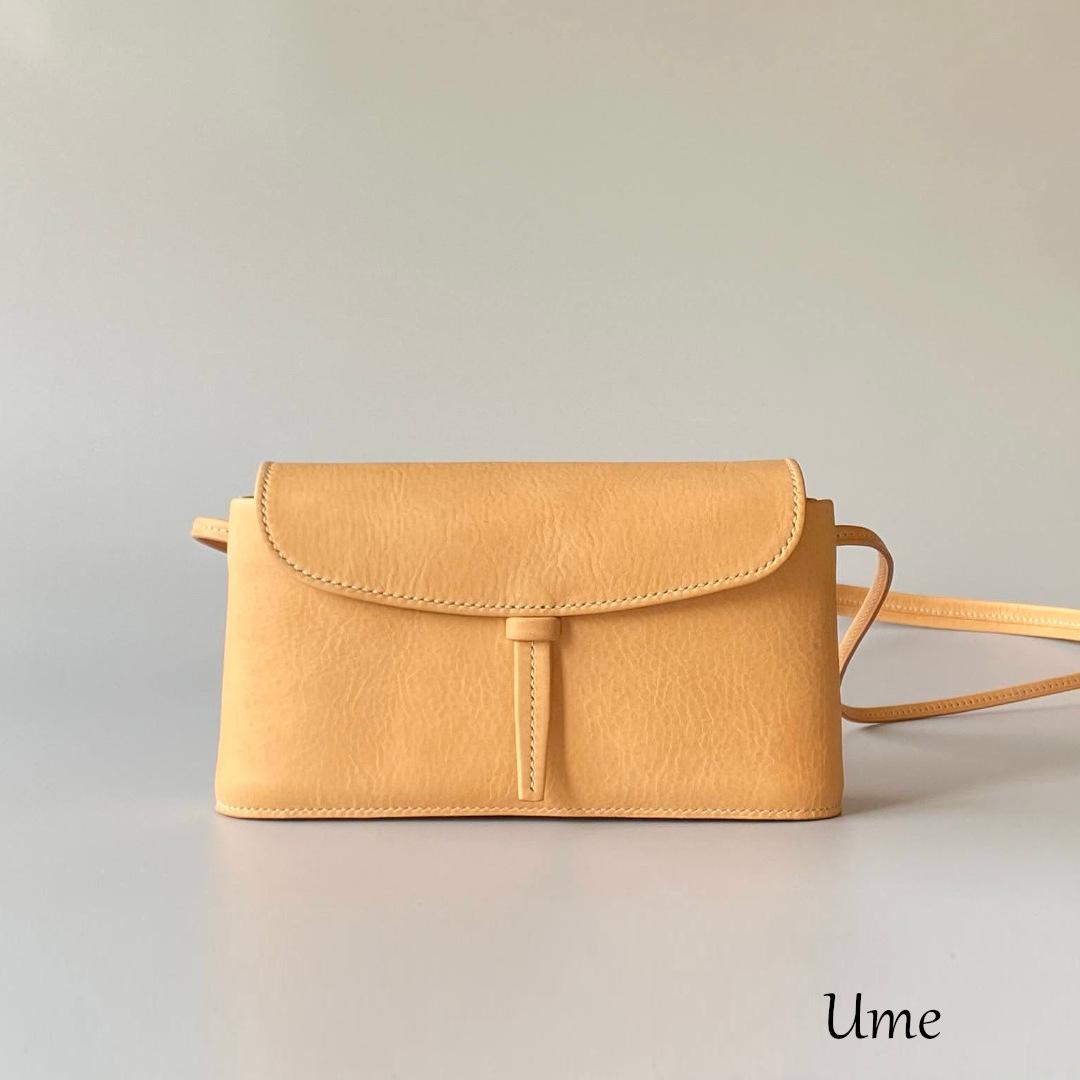 アウトレット／ume ベルト留めの本革ミニポシェット ／１点のみ／イタリアンレザー生成りヌメ