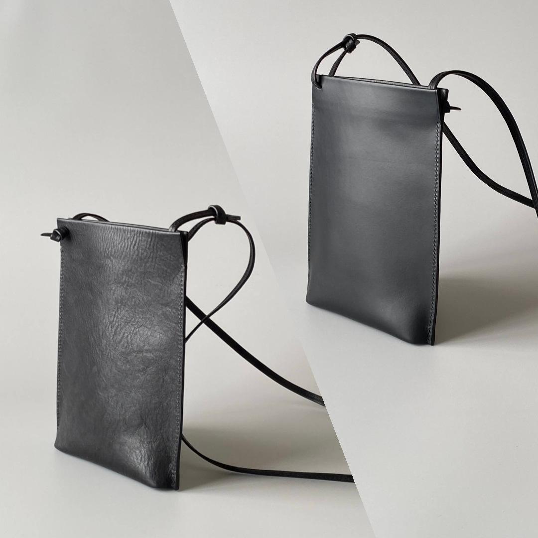 １点限定／２種類のイタリアンレザーの１番シンプルなスマホポシェット