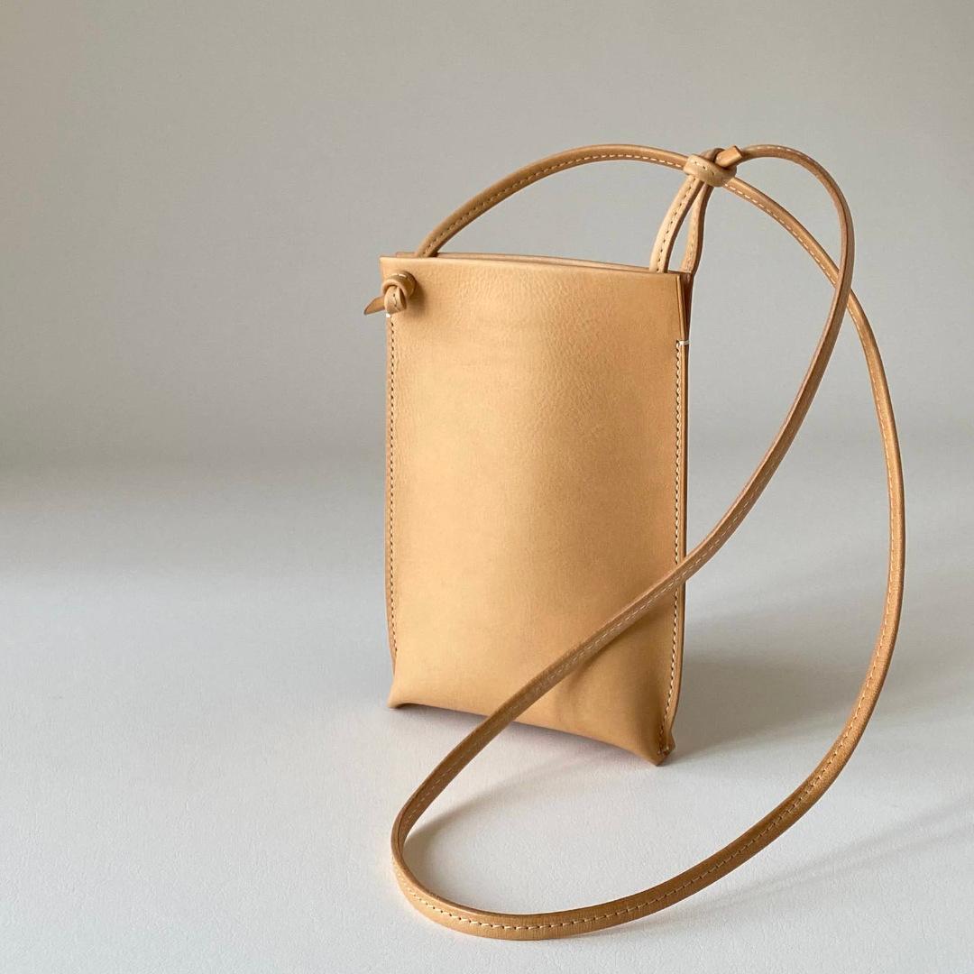 １点限定／１番シンプルな本革スマホポシェット（イタリアンレザー　キナリ）1枚目の画像