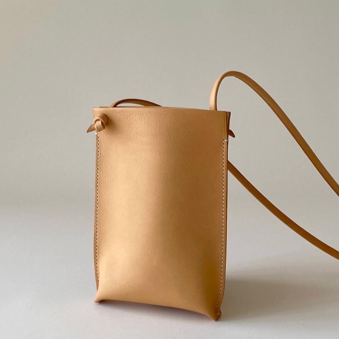 １点限定／１番シンプルな本革スマホポシェット（イタリアンレザー　キナリ） | 3枚目