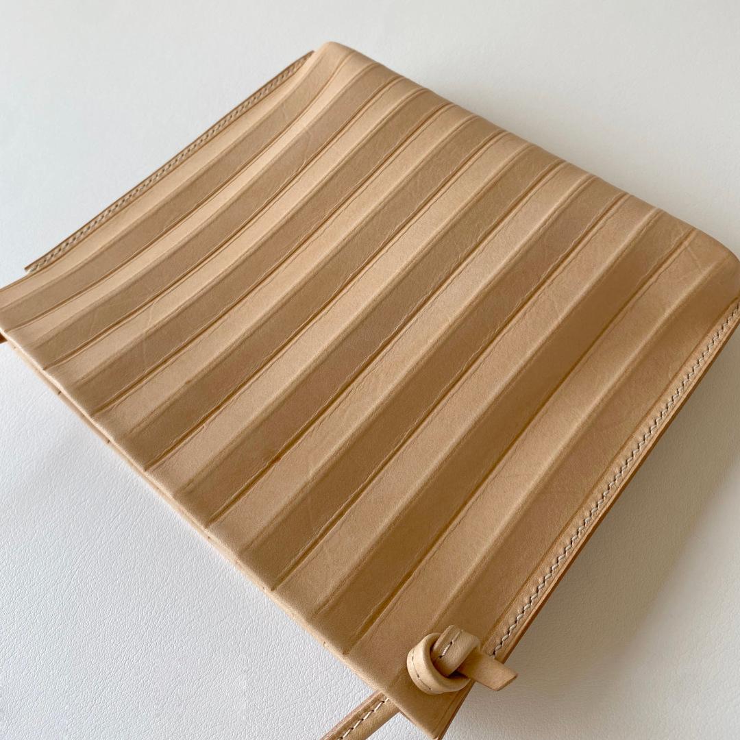 ジグザグの横長本革スマホポシェット（キナリ） | 13枚目