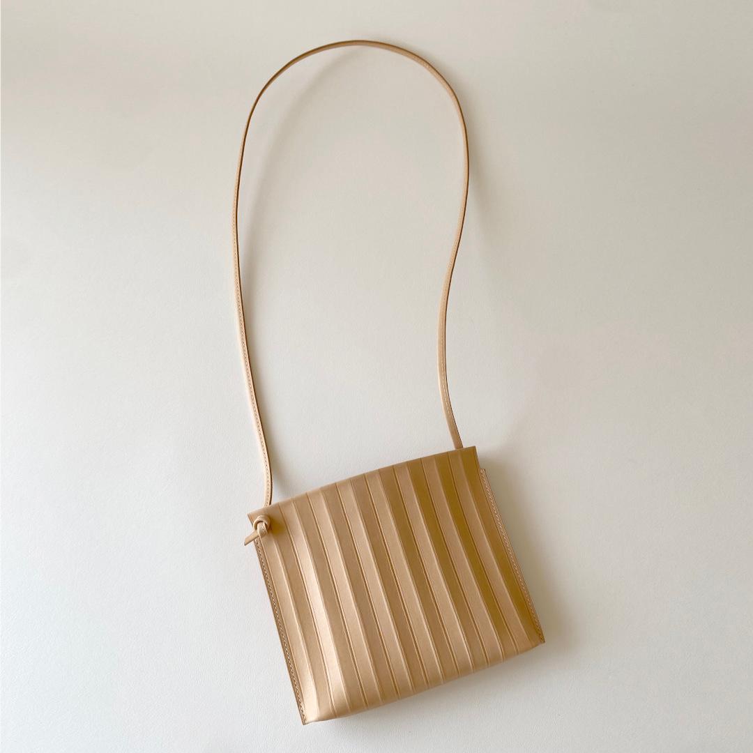 ジグザグの横長本革スマホポシェット（キナリ） | 16枚目