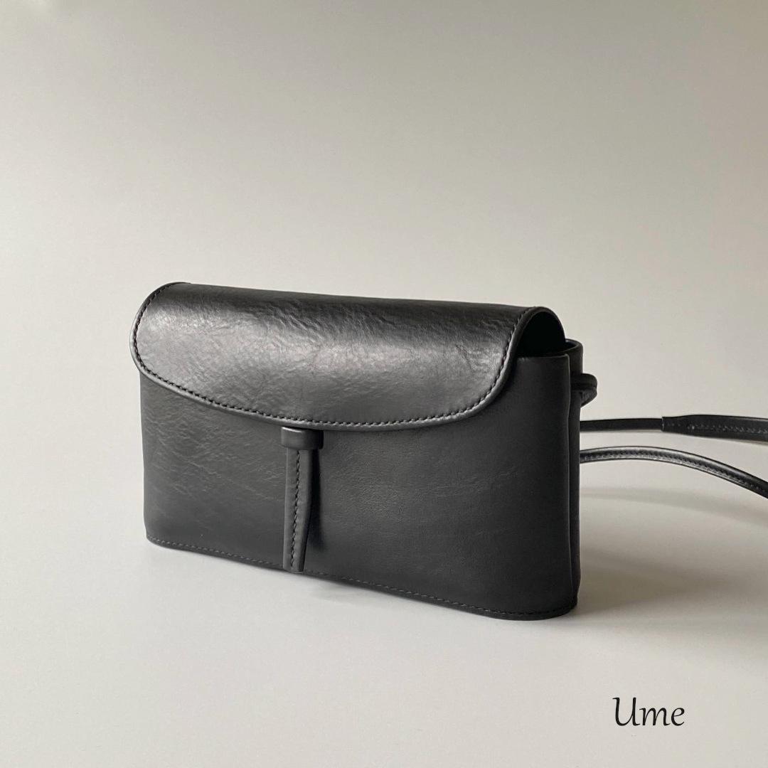 Ume／ スキマからも取り出せる、イタリアンレザーのベルト留めミニポシェット1枚目の画像