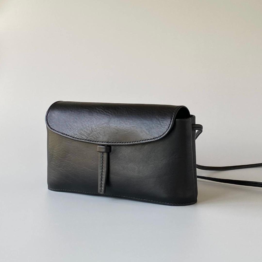 Ume／ スキマからも取り出せる、イタリアンレザーのベルト留めミニポシェット | 17枚目
