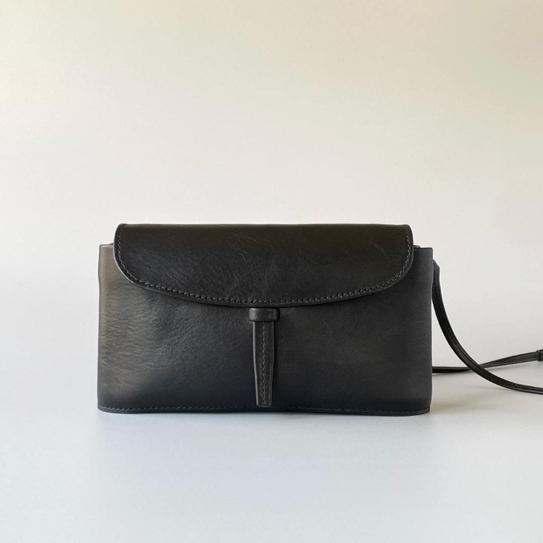 Ume／ スキマからも取り出せる、イタリアンレザーのベルト留めミニポシェット | 2枚目