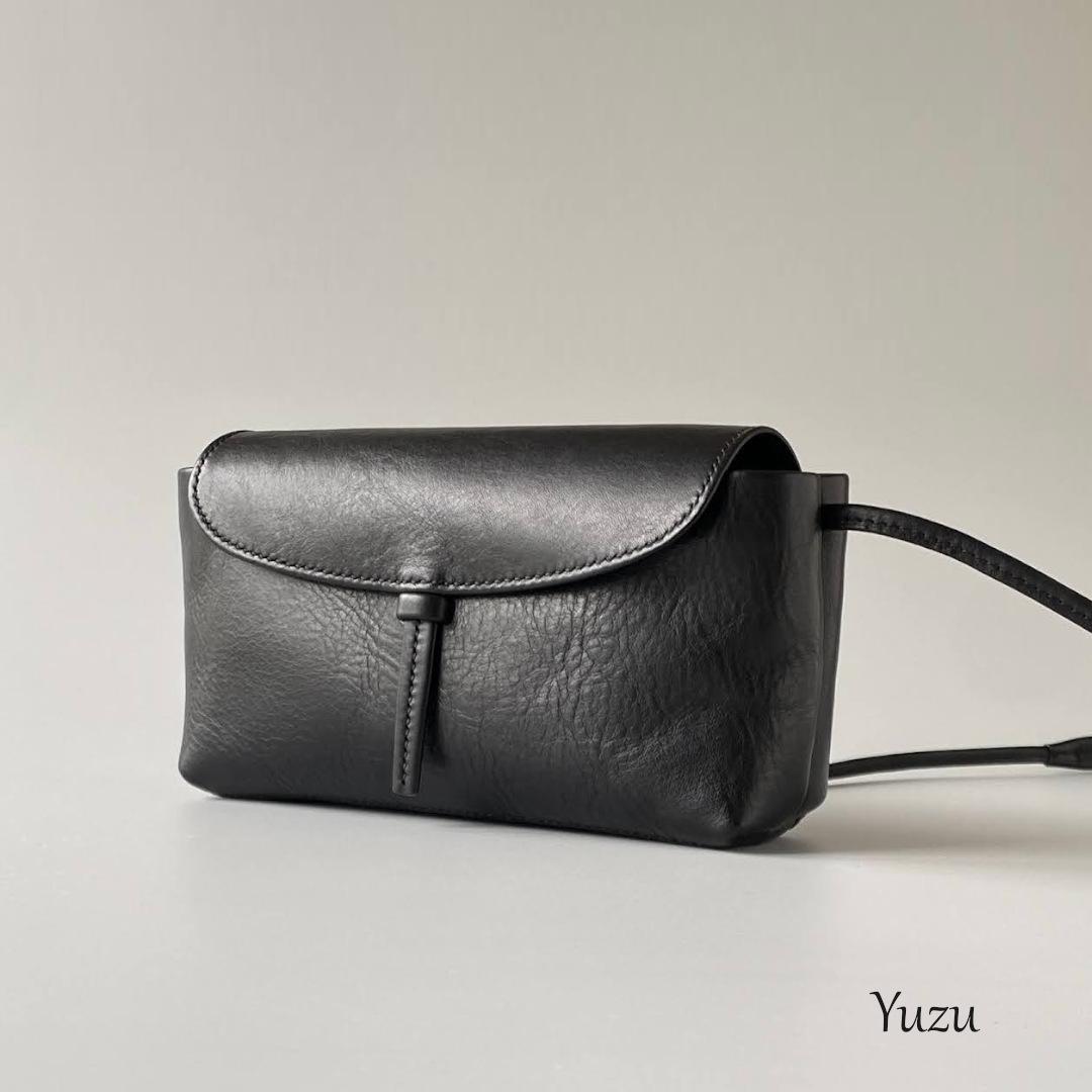Yuzu／ スキマからも取り出せる、イタリアンレザーのベルト留めミニポシェット