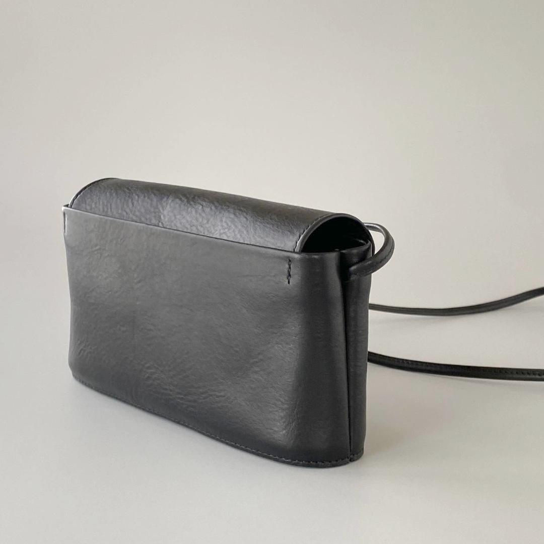 Yuzu／ スキマからも取り出せる、イタリアンレザーのベルト留めミニポシェット | 12枚目