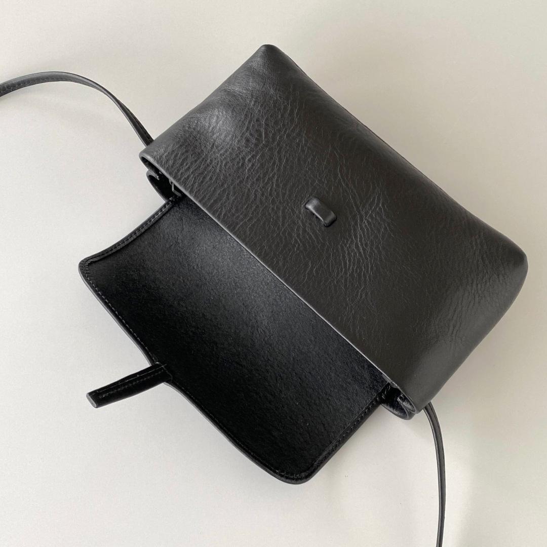 Yuzu／ スキマからも取り出せる、イタリアンレザーのベルト留めミニポシェット | 13枚目