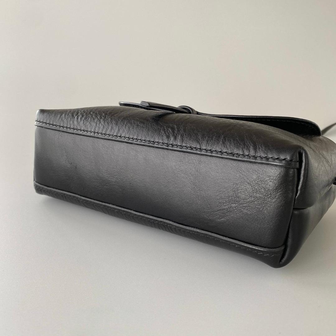 Yuzu／ スキマからも取り出せる、イタリアンレザーのベルト留めミニポシェット | 14枚目