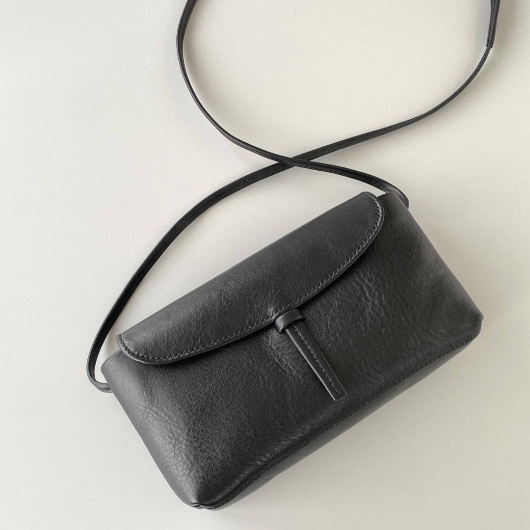 Yuzu／ スキマからも取り出せる、イタリアンレザーのベルト留めミニポシェット | 2枚目