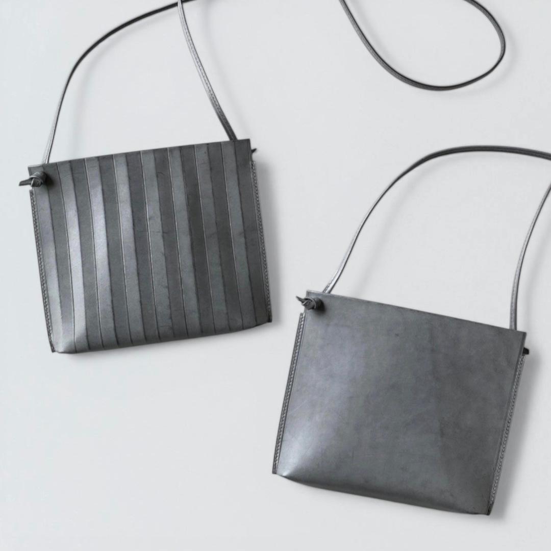 ジグザグとフラットの両面楽しめる、横長の本革スマホポシェット | 1枚目