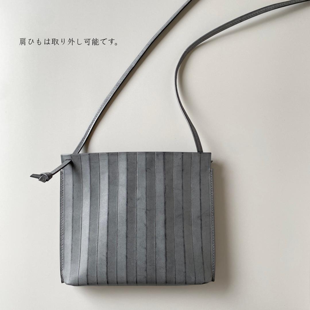 ジグザグとフラットの両面楽しめる、横長の本革スマホポシェット | 11枚目