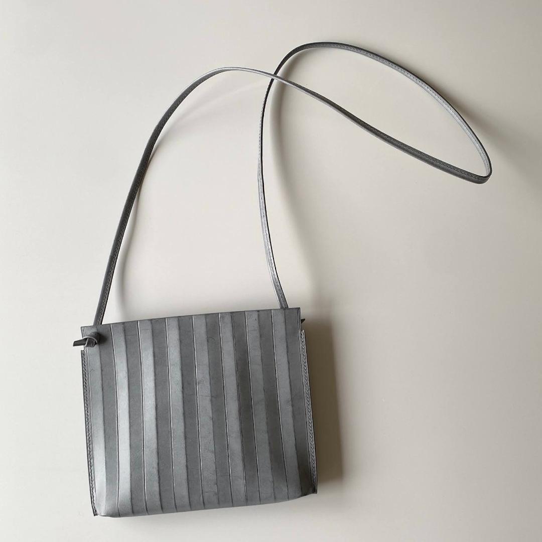 ジグザグとフラットの両面楽しめる、横長の本革スマホポシェット | 13枚目