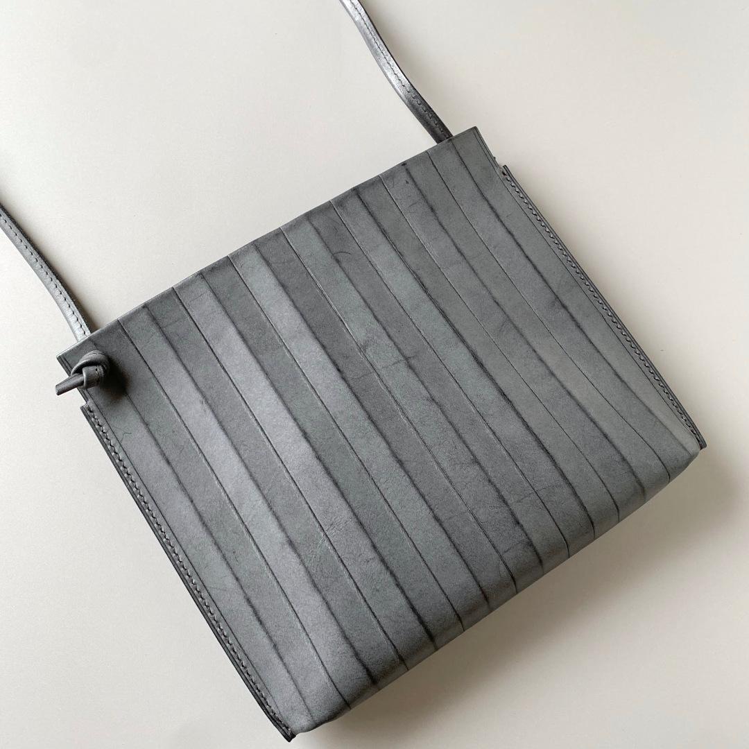ジグザグとフラットの両面楽しめる、横長の本革スマホポシェット | 14枚目