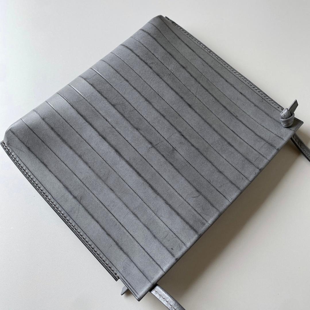 ジグザグとフラットの両面楽しめる、横長の本革スマホポシェット | 15枚目