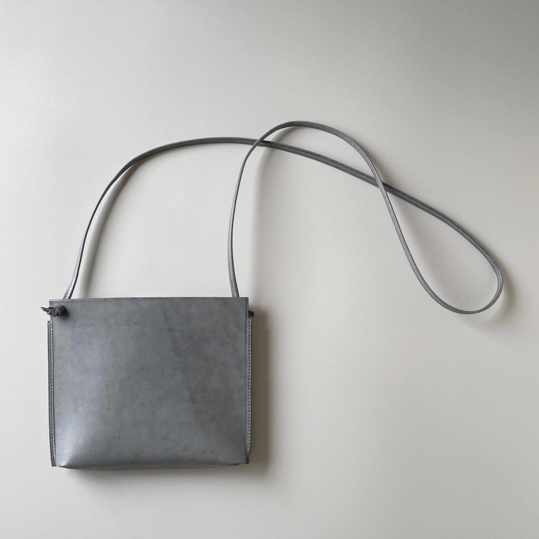 ジグザグとフラットの両面楽しめる、横長の本革スマホポシェット | 16枚目