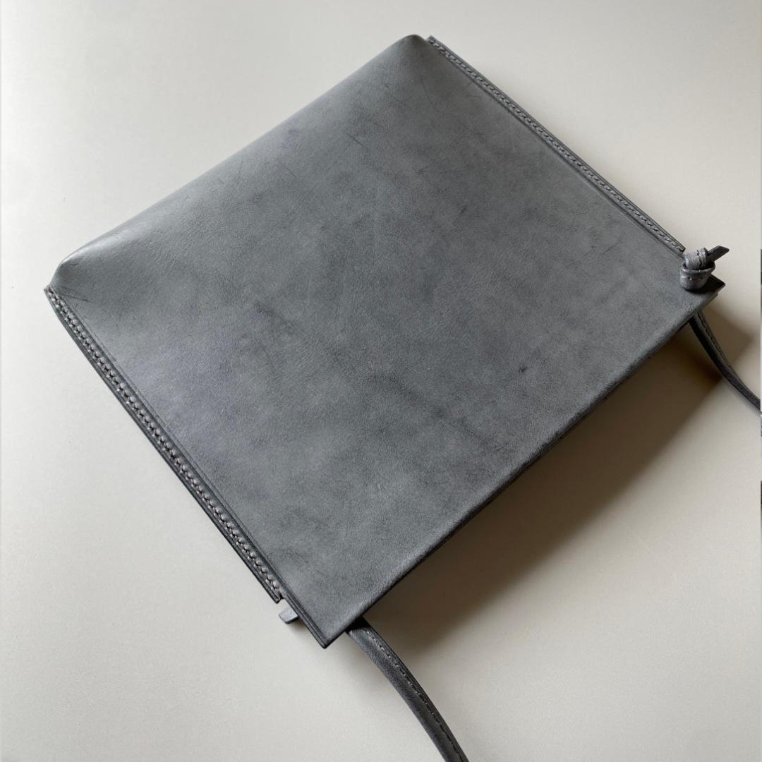 ジグザグとフラットの両面楽しめる、横長の本革スマホポシェット | 18枚目