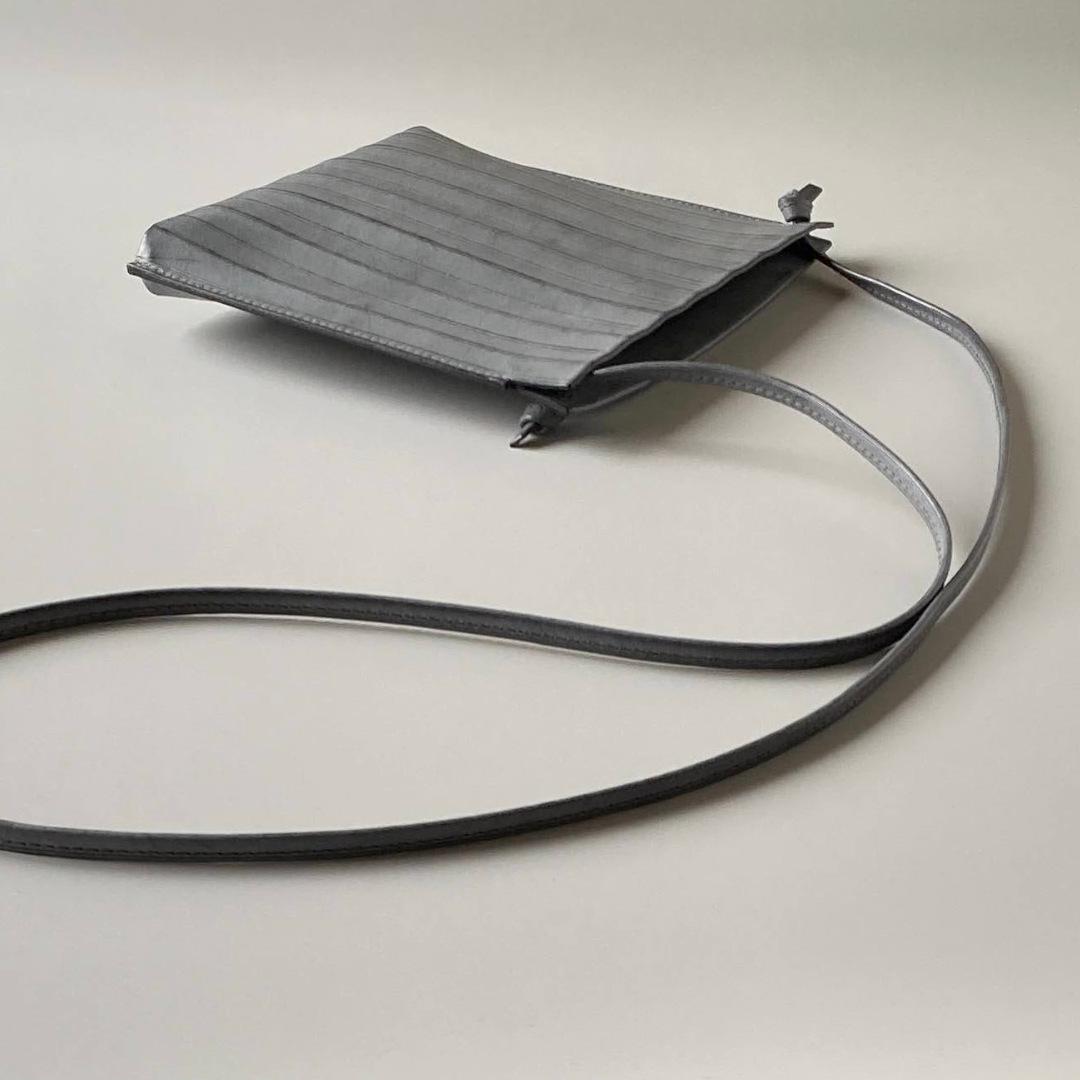 ジグザグとフラットの両面楽しめる、横長の本革スマホポシェット | 19枚目