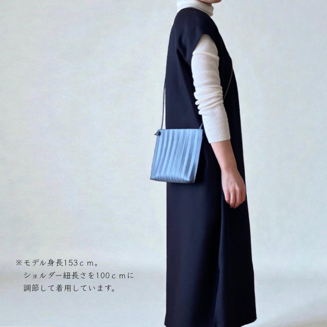 ジグザグとフラットの両面楽しめる、横長の本革スマホポシェット | 4枚目