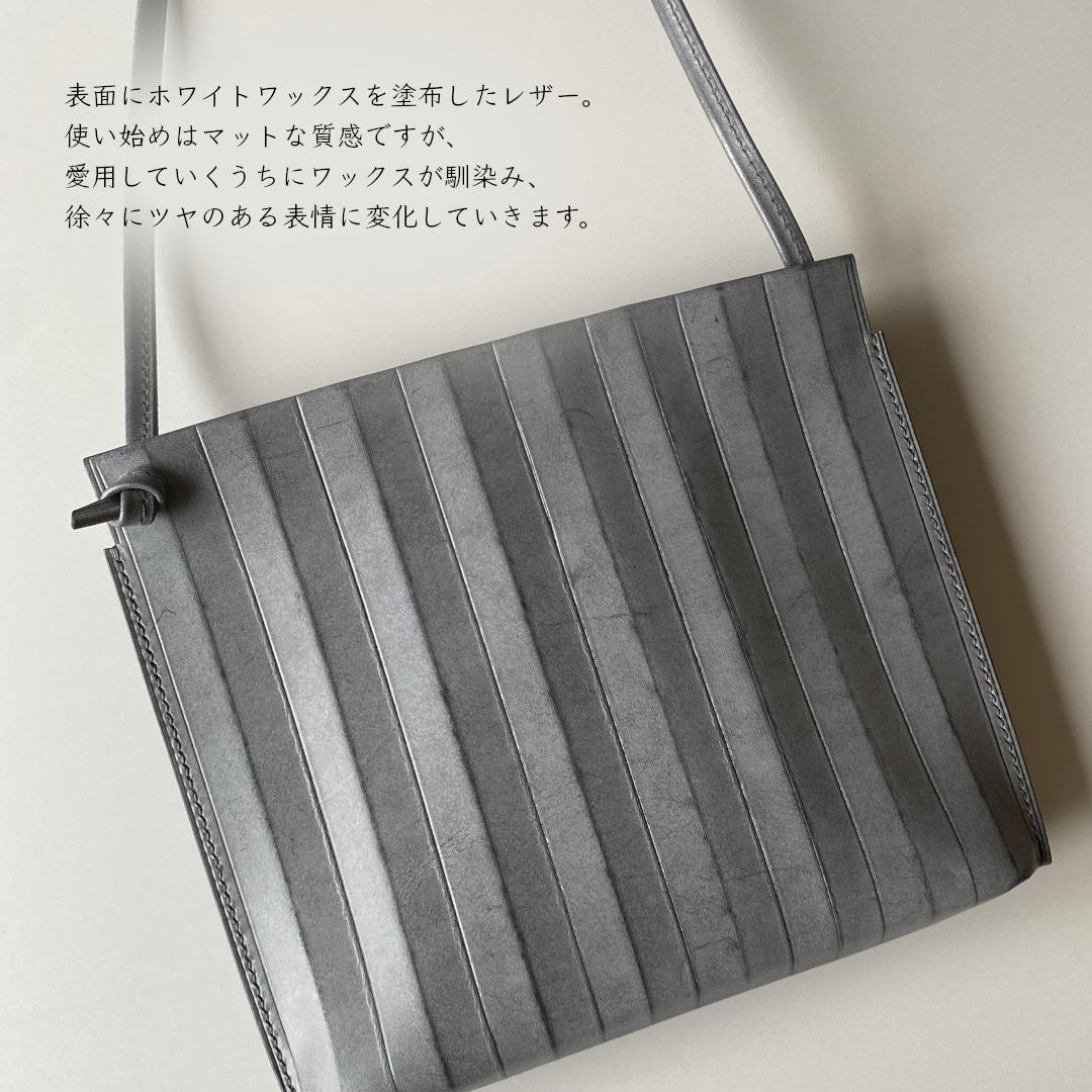 ジグザグとフラットの両面楽しめる、横長の本革スマホポシェット | 9枚目