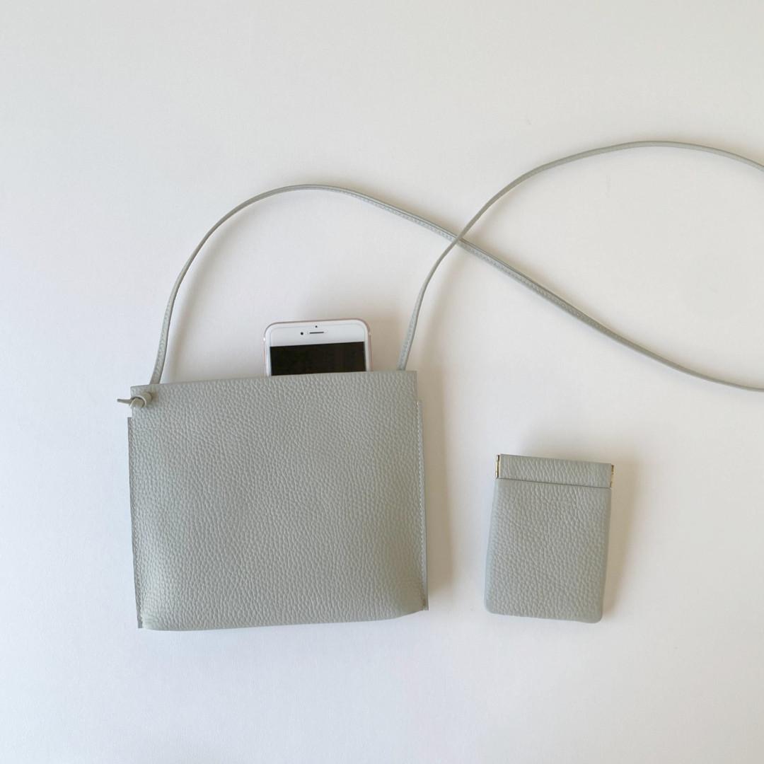ワケありな逸品／雨の日も／横長の1番シンプルな本革スマホポシェット/アイスグレー1枚目の画像