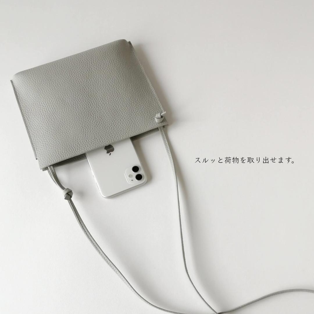 ワケありな逸品／雨の日も／横長の1番シンプルな本革スマホポシェット/アイスグレー | 13枚目