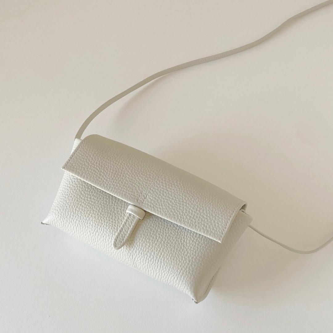 アウトレット／折り財布派のための小さなレザーポシェット1枚目の画像