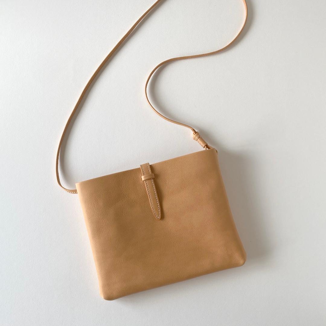 サッと荷物を取り出せるイタリアンレザーのポシェット(キナリ)／サコッシュ　ミニショルダー【受注製作】1枚目の画像