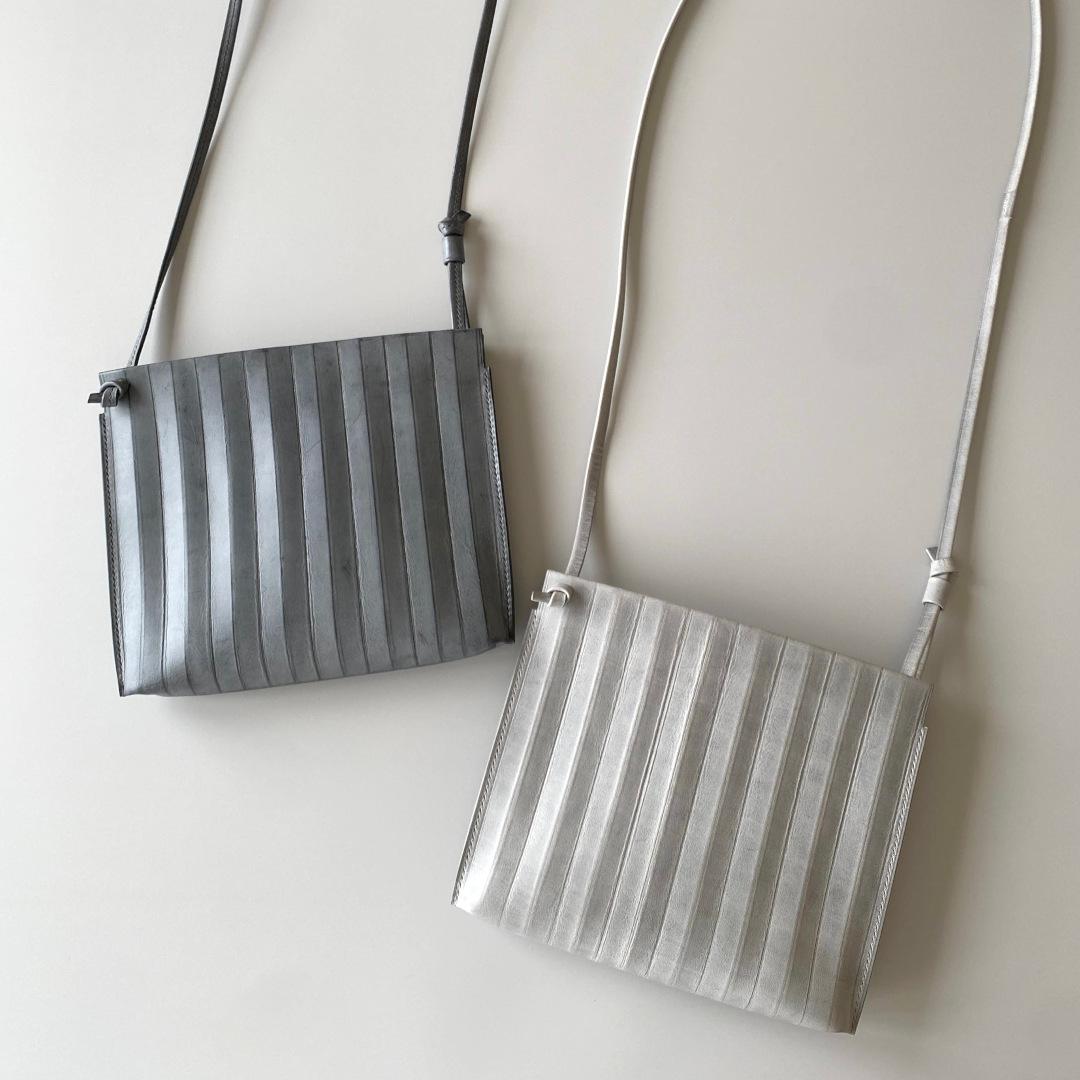 ジグザグとフラットの両面楽しめる、横長の本革スマホポシェット／各色1点のみ